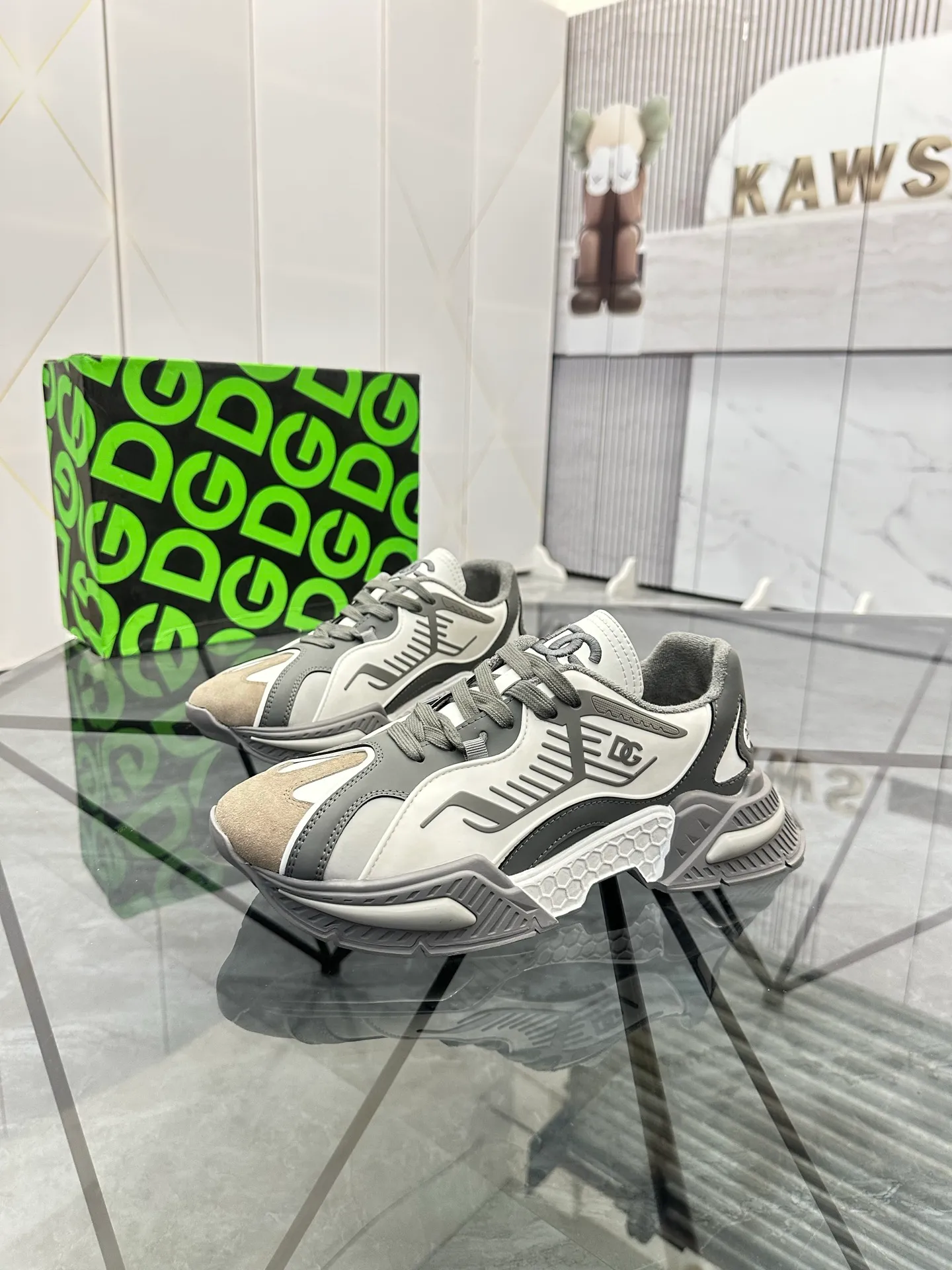 Men's shoes: 💰P560¥ Product trademark: DG "Dolce & Gabbana" low-top casual shoes Regular size: 35-44 (can be customized to 45.46) Couple style Product materials: Upper imported cowhide stitching original material, breathable lining, original outsole. Number: 803